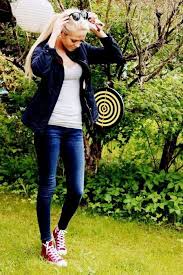How To Wear High Top Converse With Skinny Jeans Chuck Taylor High Tops For Women Paired With Red Skinny Jeans Chucktayloroutfit Chucktaylorhightops Con Modestil Converse Outfits Converse High Tops Outfit
