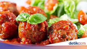Bola daging, campur daging giling dengan tepung roti, kecap inggris, garam, merica baca juga: Bikin Sendiri Bola Daging Saus Tomat Yang Enak Dengan Cara Ini
