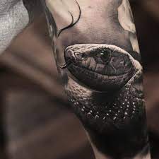 Snake tattoos can embody either of those qualities, either showing off their sly, secretive side or leaning more towards their traits of healing and luck. Best Snake Tattoos Designs Ideas February 2021 Schlange Tattoo Schwarze Tattoos Medusa Tatowierung