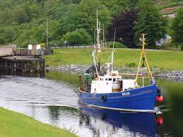 Silver Crest Ii At Gairlochy Boat Old Boat Cabin Cruiser