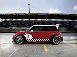 The Mini John Cooper Works Challenge A Beast On The Racetrack Auto Carros Desportivos Kart