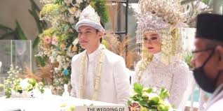 Indy mp3 dan menurut kami yang paling cocok adalah rey mbayang dan indy. Profil Rey Mbayang Suami Dinda Hauw Dan Seorang Penyanyi Muda Halaman All Kompas Com