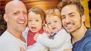 'a gente renasceu' um dos maiores comediantes brasileiros foi para los angeles, nos estados unidos, para ser pai. Paulo Gustavo Posa Com O Marido E Os Filhos Neste Dia Dos Pais Meus Amores Famosos Extra Online