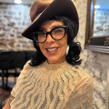 What are the requirements for art vendors to participate in a TV series  filming in Savannah?