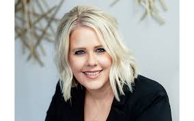 Renee Graf's Instagram, Twitter & Facebook