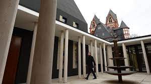 Vor genau fünf jahren setzte ihn der vatikan als bischof von limburg ab. Tebartz Van Elst Skandal Bistum Limburg Zeigt Erstmals Den Umstrittenen Bischofssitz