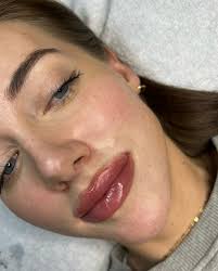 Back to Life 👄 I love taking cool lips that have gone a little lifeless  and turning them into the perfect earthy natural lip colour! Swipe for the  healed lip, 5 days