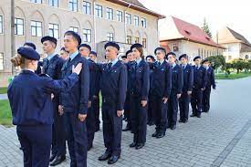 Păreri ale clienților, prețuri, date de contact,, ⌚ programul de lucru cu publicul al firmelor cu sediul în câmpulung moldovenesc care oferă liceu. Cea Mai MicÄ Medie De Admitere La Colegiul NaÈional Militar Din Campulung Moldovenesc A Fost 9 09 Cea Mai Mare 9 99 Este A Unei Eleve Din BucureÈti Al CÄrui TatÄ A Absolvit Colegiul