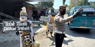 Tidak harus melompati jurang yang dalam. Antisipasi Pemudik Terobos Pos Penyekatan Polres Blitar Dibantu Wayang Orang Halaman All Kompas Com