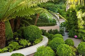 Pflegeleichter Garten Voller Grun Hecke Und Zierstraucher Und Baume Garden Design Creative Gardening Landscape Design