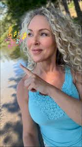 Happy Friday, rock stars! Can you name that tune? 🤘🏼😎🤘🏼#namethattune  #90smusic #vervepipe The Verve Pipe