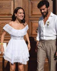 So Casual Baris Arduc Gupse Ozay Tie The Knot In A Simple Setting Pictures Al Bawaba