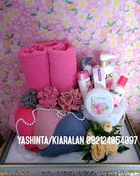 Episode diy project seserahan kali ini adalah membuat hantaran dari pakaian dalam tapi yang gue gunakan hanya. Jual Paket Seserahan Pernikahan Hantaran Mahar Mewah Parsel Handuk Dan Pakaian Dalam Bentuk Angsa Paket Sabun Mandi Mahar Nikah Di Lapak Yashinta Store Bukalapak