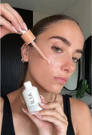 Un sérum qui fait tout ? Oui, ça existe ! ☺️ Ce sérum teinté de chez @ILIA  Beauty allie soin, maquillage et SPF30 en un seul geste. Teint frais, peau  hydratée et protégée, avec un fini ultra naturel. ...