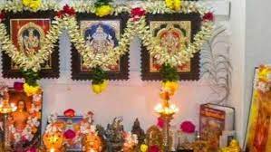உங்க வீட்டு பூஜை அறை எப்படி இருக்கு? கண்டிப்பாக வைக்க வேண்டிய போட்டோக்கள்,  தவிர்க்க வேண்டியவை என்ன? | Pooja room vastu tips: Pooja araiyil vaika  vendiya deivangal ...