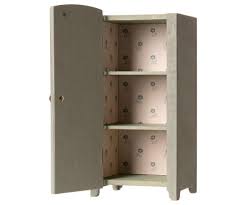 Im mittelalter entwickelte sich aus der einfachen holztruhe ein schrank und bald war für eine geordnete aufbewahrung aller gegenstände gesorgt. Maileg Schrank Vintage Closet Puppenschrank Wascheschrank Regale