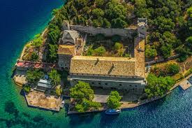 Mljet je zapravo ostrvo u jadranskom moru, nadomak dubrovnika, a nacionalni park čini trećina ostrva, i to zapadna strana. Pin Auf Yugo Croatia