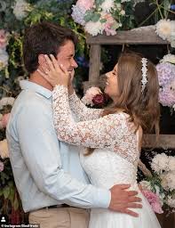 She posted wednesday on facebook and other social media that longtime boyfriend chandler. Bindi Irwin Spricht Ihr Eheversprechen Und Zeigt Den Augenblick In Dem Sie Fell In Love Mit Chandler Powell Aktuelle Boulevard Nachrichten Und Fotogalerien Zu Stars Sternchen