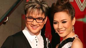 Không chỉ có được vị trí vững chắc trong showbiz với sự yêu mến của khán giả, bất kể lứa tuổi, anh còn được xem là người đàn ông có quyền lực nhất nhì trong làng giải trí. Ä'am VÄ©nh HÆ°ng Má»¹ Tam Len Tiáº¿ng Vá» Nhá»¯ng Lá»i Nháº­n Xet Tuá»•i Tráº» Online