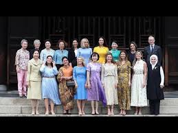 من هو الرجل الوحيد في الصورة التذكارية لزوجات قادة الدول الصناعية العشرين Euronews