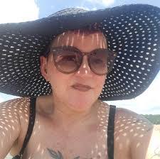 Lynn Meek's Instagram, Twitter & Facebook