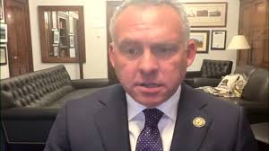 George W. Bush sneaks Michelle Obama candy during McCain's funeral