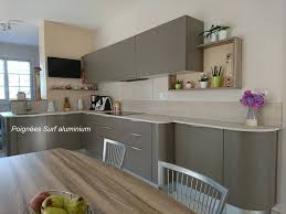 Cuisine Avec Plan De Travail Et Credence En Dekton Blanc Concrete Evier Sous Plan Avec Rainurages Pdt By Marbres Et Gra Kitchen Cabinets Kitchen Home Decor