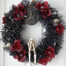 10 wickedly cool halloween wreath ideas. Black Skull Halloween Wreath Aftcra