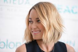 The trick to managing fine hair is to make sure you get the right haircut to fake volume and texture to otherwise flat hair. 30 Short Wavy Hairstyles For Bouncy Textured Looks