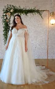 Maybe you would like to learn more about one of these? Off The Shoulder Brautkleid In Plus Size Mit Abnehmbarer Schleppe Stella York Brautkleider