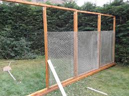 Construire Enclos Poules Mes Idees De Sorties Sympa Construction D Un Poulailler En Photos 15 Enclos Poules Construction D Un Poulailler Poulailler Pensez à garder une ouverture pour installer une porte afin d'accéder plus facilement à l'enclos de vos poules. construire enclos poules mes idees de