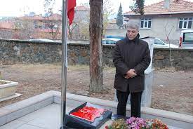 Batman kozluk'ta pkk'lı teröristlerin saldırısı sonucu 9 haziran 2017'de şehit olan müzik öğretmeni şenay aybüke yalçın mezarı başında anıldı. Sehit Ogretmen Senay Aybuke Yalcin Mezari Basinda Anildi