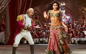 Thugs Of Hindostan Song Suraiyya: Aamir Khan Can't Keep His Eyes Off Katrina  Kaif