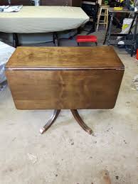 The mahogany table has curved and reed incised edges, three urn shape turned legs with double splayed legs capped with brass claw feet. Find More Duncan Phyfe Drop Leaf Table For Sale At Up To 90 Off