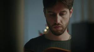 El niño lee un libro detrás de una estantería en la habitación, Grabaciones  de stock Incluyendo: chico y biblioteca