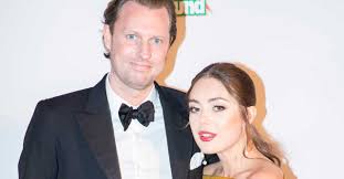 Happy jankell är en svensk skådespelare och röstskådespelare, dotter till skådespelaren thorsten flinck och programledaren och journalisten annika jankell. H Amp M Miljardarens Drombygge Tillsammans Med Thorsten Flincks Dotter Svensk Dam