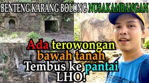 Batu karang yang berlubang di bagian tengahnya nampak sangat ikonik di pinggiran teluk semaka. Telepon Pantai Karang Bolong Telepon Pantai Karang Bolong Daftar Telepon Penting Pantai Karangbolong Adalah Sebuah Pantai Berpasir Putih Di Pulau Nusakambangan Di Kabupaten Cilacap Jawa Tengah Marquis Wannamaker