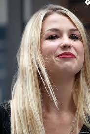 La toute jeune retraitée de 32 ans a. Marie Lopez Aka Enjoyphoenix Rencontre Ses Fans A La Librairie Coiffard A Nantes Pour La Sortie De Son Livre Enjoy Marie Le 13 Juin 2015 Purepeople
