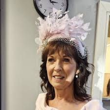 Mother of the bride Annette looks absolutely radiant in pink wearing our  bespoke headpiece at her daughter Carol's wedding!💖 #neidnhats  #bespokeheadpiece #motherofthebride #weddinginspiration