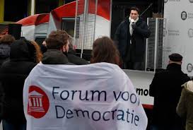 Vernieuwing en innovatie van het politieke systeem via meer directe democratie en via nieuwe mensen met nieuwe ideeën. Na Commotie In Apeldoorn Houdt Baudet Zich In Doetinchem Morrend Aan De Coronaregels Het Is Me Verboden Handen Te Schudden Doetinchem Gelderlander Nl
