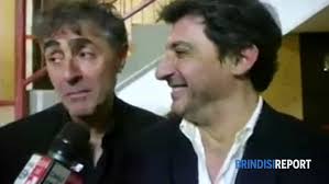 « quel che noi ascoltiamo è radio gaga, radio gugu, radio gaga, quel che noi ascoltiamo è radio gaga, reeeediooo qualcun, redioooo qualcuno tiiiiii amaaaa angooooor. Teatro Verdi Spettacolo Di Solfrizzi E Stornaiolo