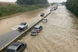 A11 Coupée! Pluies Diluviennes Bloquent l'Autoroute Près de Chartres! - Imagen principal del artículo
