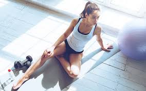 Mache diese übung etwa zwei minuten. Die 9 Besten Fitnessubungen Fur Zuhause Foodspring Magazine