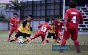 Penyokong wanita turut menunjukkan minat menyaksikan perlawanan secara langsung di stadium. Perlawanan Bola Sepak Orang Kerdil Malaysia Vs Indonesia Tarik Perhatian Pengunjung