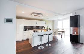 Kochinsel Weiss Hochglanz Kueche Design Grifflos 5 Jpg 1 637 1 050 Pixel Kuche Landhaus Modern Eckschrank Kuche Kuche Holz Modern