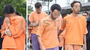 Kejadian yang berlaku di lebuh raya karak menghala ke kuala lumpur itu berjaya dirakamkan oleh seorang individu melalui kamera dashcam. Suspek Langgar Lari Direman Metrotv