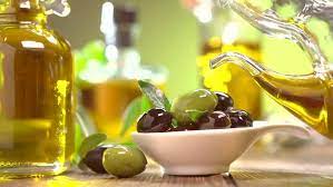 .khasiat minyak zaitun manfaat minyak zaitun khasiat minyak zaitun sudah popular sejak lama, oleh karena itu minyak zaitun banyak digunakan sebagai salah satu bahan untuk pengobatan herbal. 5 Manfaat Minyak Zaitun Untuk Wajah Hello Sehat