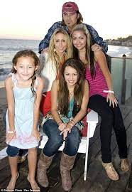 Noah cyrus is one of the few young artists who've charted on the billboard hot 100 alongside her famous family, but according to her latest interview, the pros of familial fame don't always. Pinterest Dy0nne Cyrus Family Old Miley Cyrus Noah Cyrus Miley And Liam