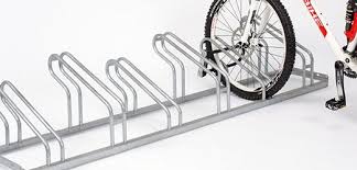 Het fietsenrek heeft plek voor vijf fietsen en heeft extra brede wielbeugels, waardoor het fietsenrek geschikt is voor banden tot 55mm. 5 Plaatsen Fietsenrek Fietsen Fietsenstalling