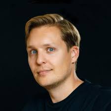 ArtemisConsort As Benedict Evans says, he's a bullshitter who delivers,  making it quite hard to compute for most people, who expect only one of  those things.